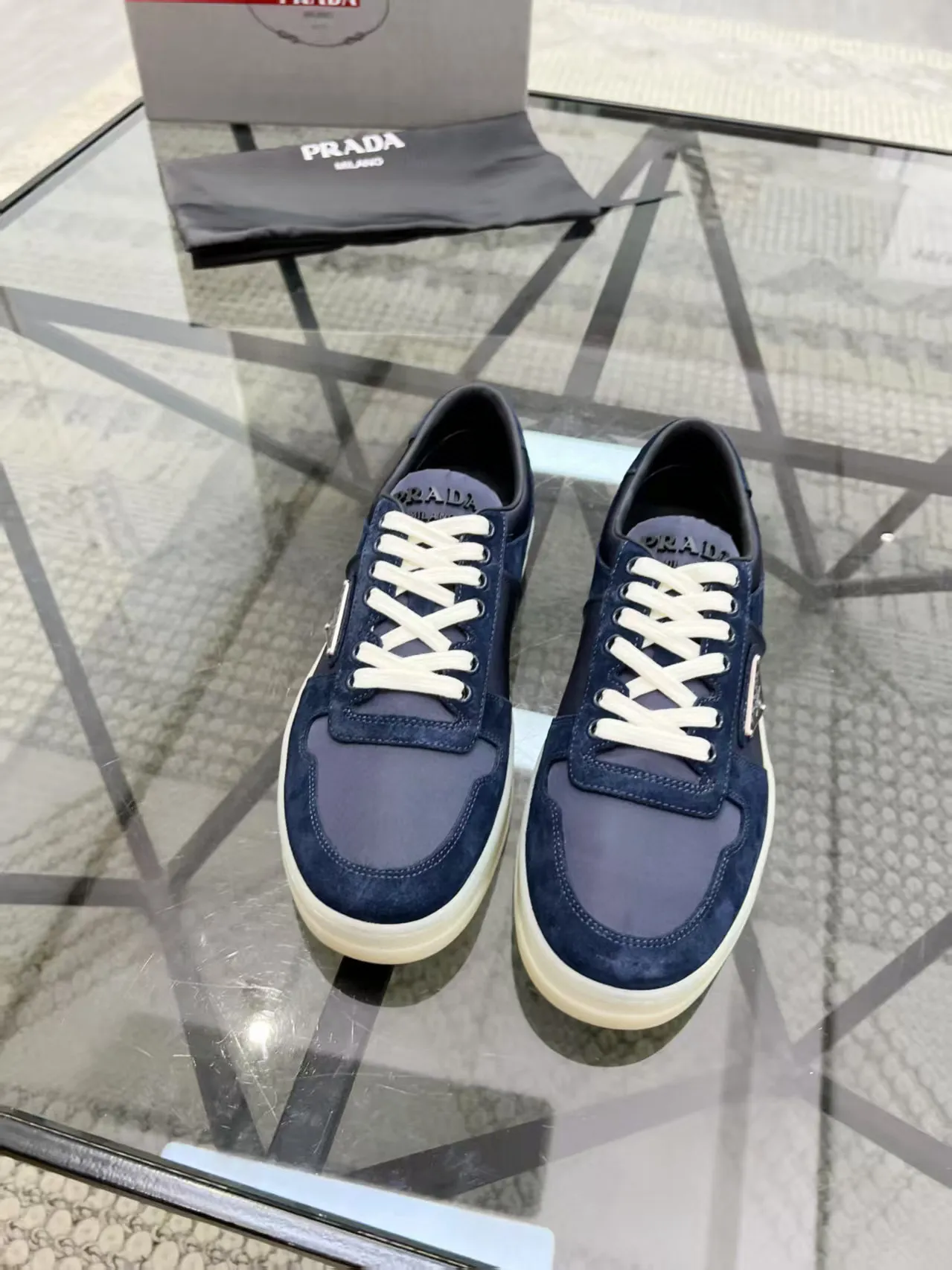 Factory price: 400💰Prada new men's leather sports shoes, the highest version on the market, any comparison is welcome🆚! The original leather has excellent texture and is super high-end! Fetal sheep net lining imported from Italy, removable pad! Luxurious materials and fine workmanship, highly recommended! Code number: 38-44, customized 45